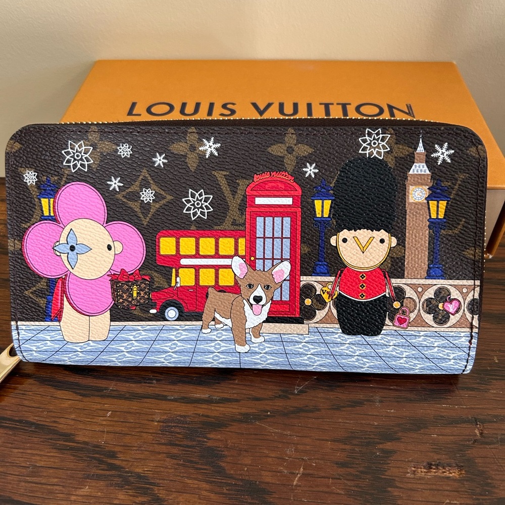 Louis Vuitton 2021 Christmas Animation London Zippy wallet. - Picture 13 of 15